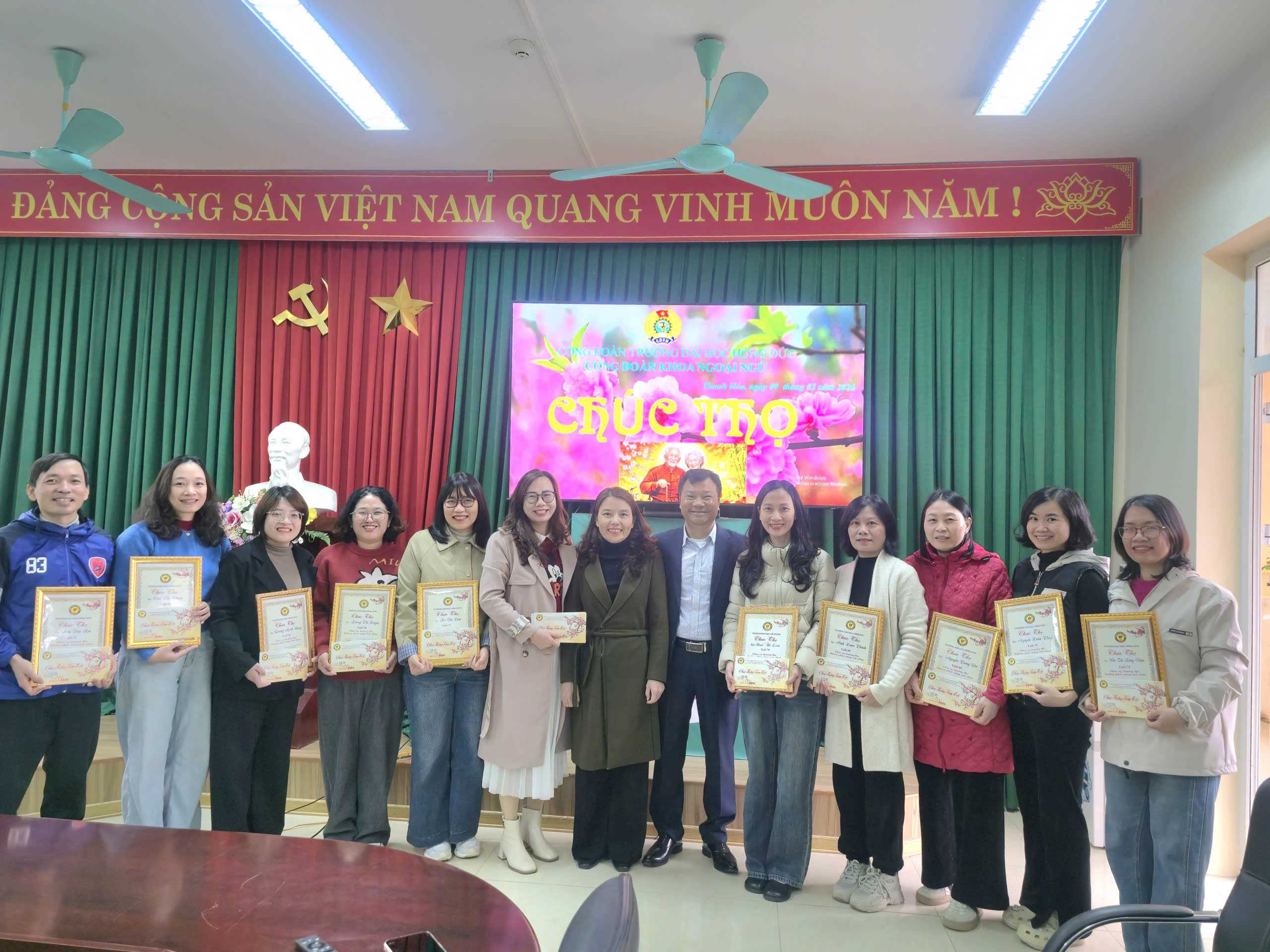 Chúc thọ tết - nét đẹp văn hóa nghĩa tình của Trường Đại học Hồng Đức